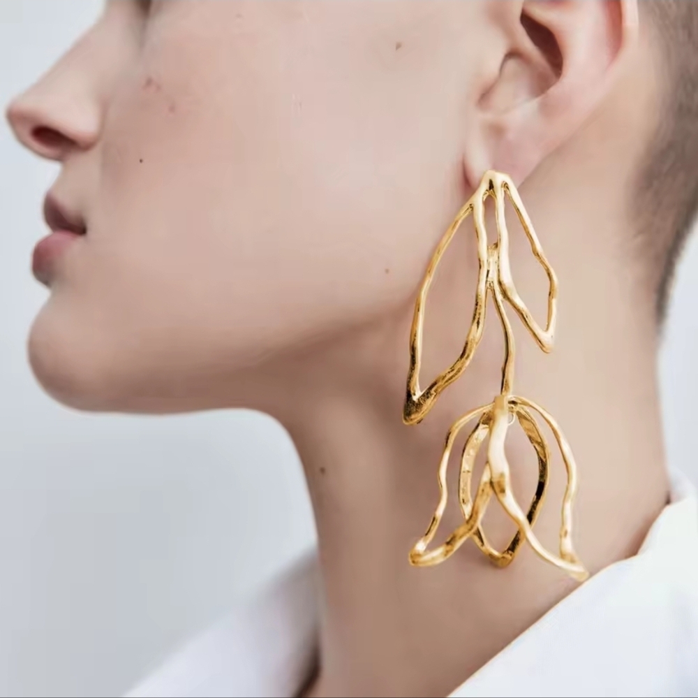 Elegant Gold Drop Earrings - Picture 5 of 7